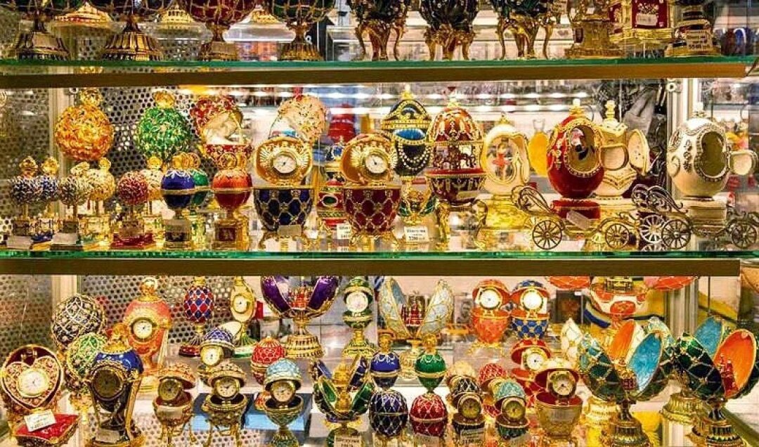 Расписать эмаль на своей подвеске, а также прильнуть к истории «Русских самоцветов» можно на экскурсии по производству на площади Фаберже, 8