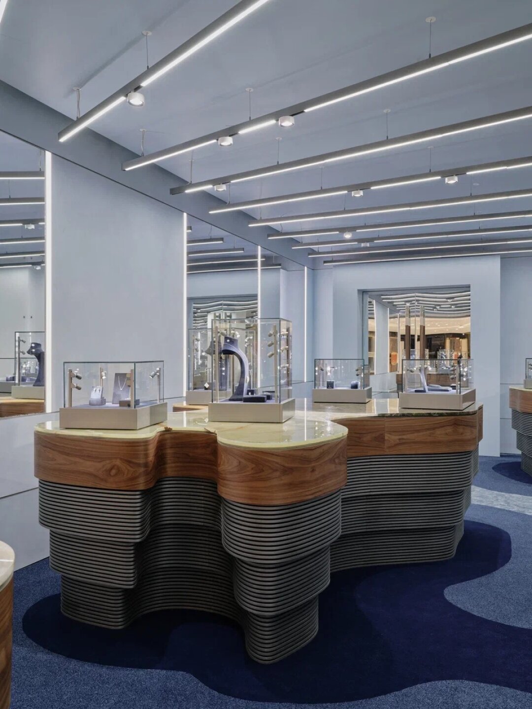 По задумке архбюро Kozeen+Rueda «острова» в самом большом ALROSA Diamonds повторяют (шпоном, ониксом и мрамором) формы якутских архипелагов в море