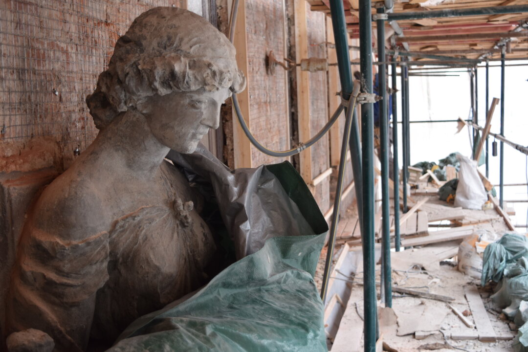 Скульптуры с исторического фасада дома Екимова