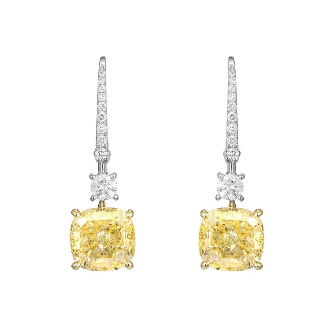 Образ дополнен серьгами из белого золота с желтыми и белыми бриллиантами коллекции Mercury Classic