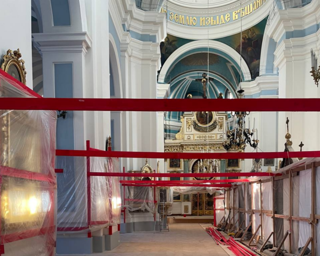 Реставрация внутри Владимирского собора