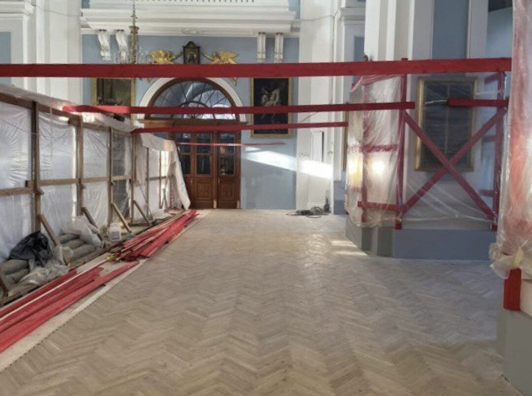 Реставрация внутри Владимирского собора