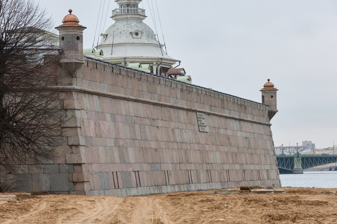 Исторические фасады Петропавловской крепости