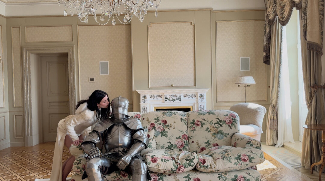 Михаил Литвин в рыцарских латах (под ними прячется денди-костюм!) и Адель Бейгель в корсетном жакете, шортиках и фате от дизайн-авангардиста Ильи