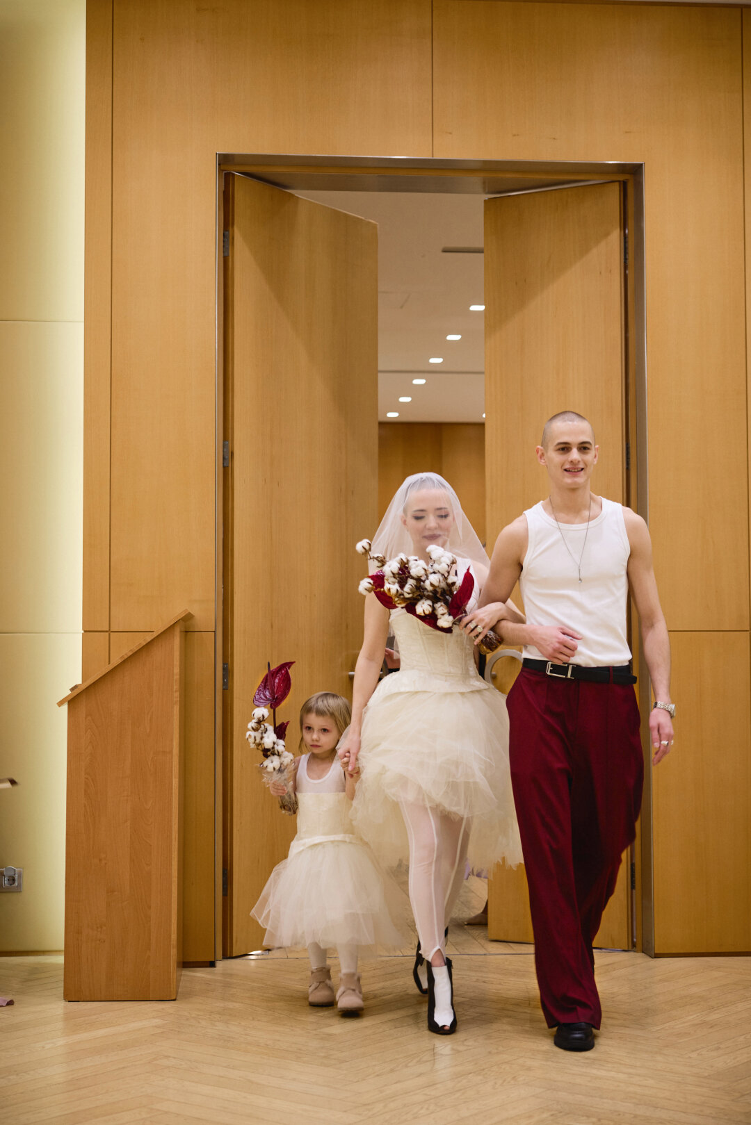 Ключевой фэшн-айтем росписи — белоснежная майка-алкоголичка (униформа моделей!), надетая женихом Даниилом Кондратьевым и обыгранная в платьях Авдотьй