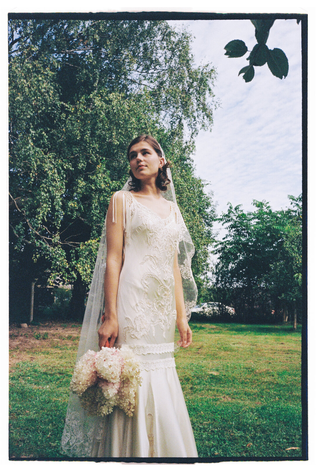 Актриса Мария Мацель в винтажном платье Lillie Rubin с букетом гортензий