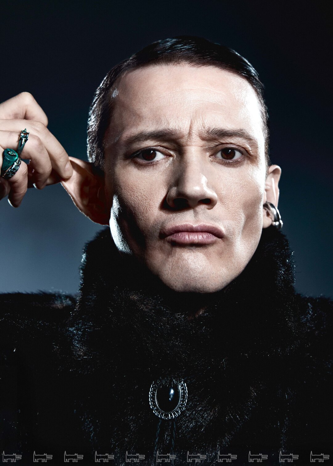 Жакет CHERNIM CHERNO, кафф KISKA LAB, кольца KRISHE, VECHNO, YASHINA, STL LAB (все — Poison Drop)