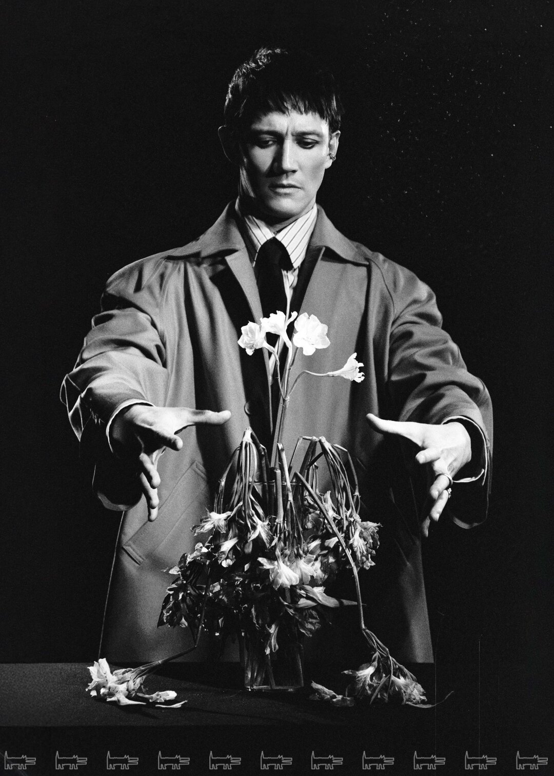 Пальто и рубашка ROGOV, галстук HENDERSON, кафф OSSA, кольца STL LAB, HAND AROUND (все — Poison Drop)