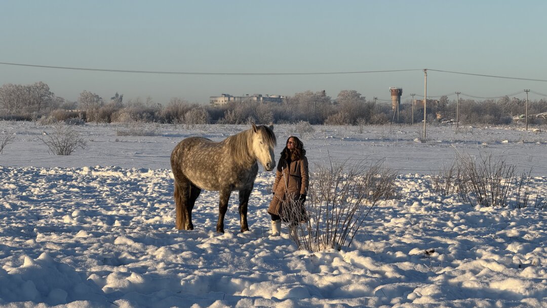 Солнечная медитация Яны Авородис, директора Школы Свободных Лошадей, и ее подопечной Шэри