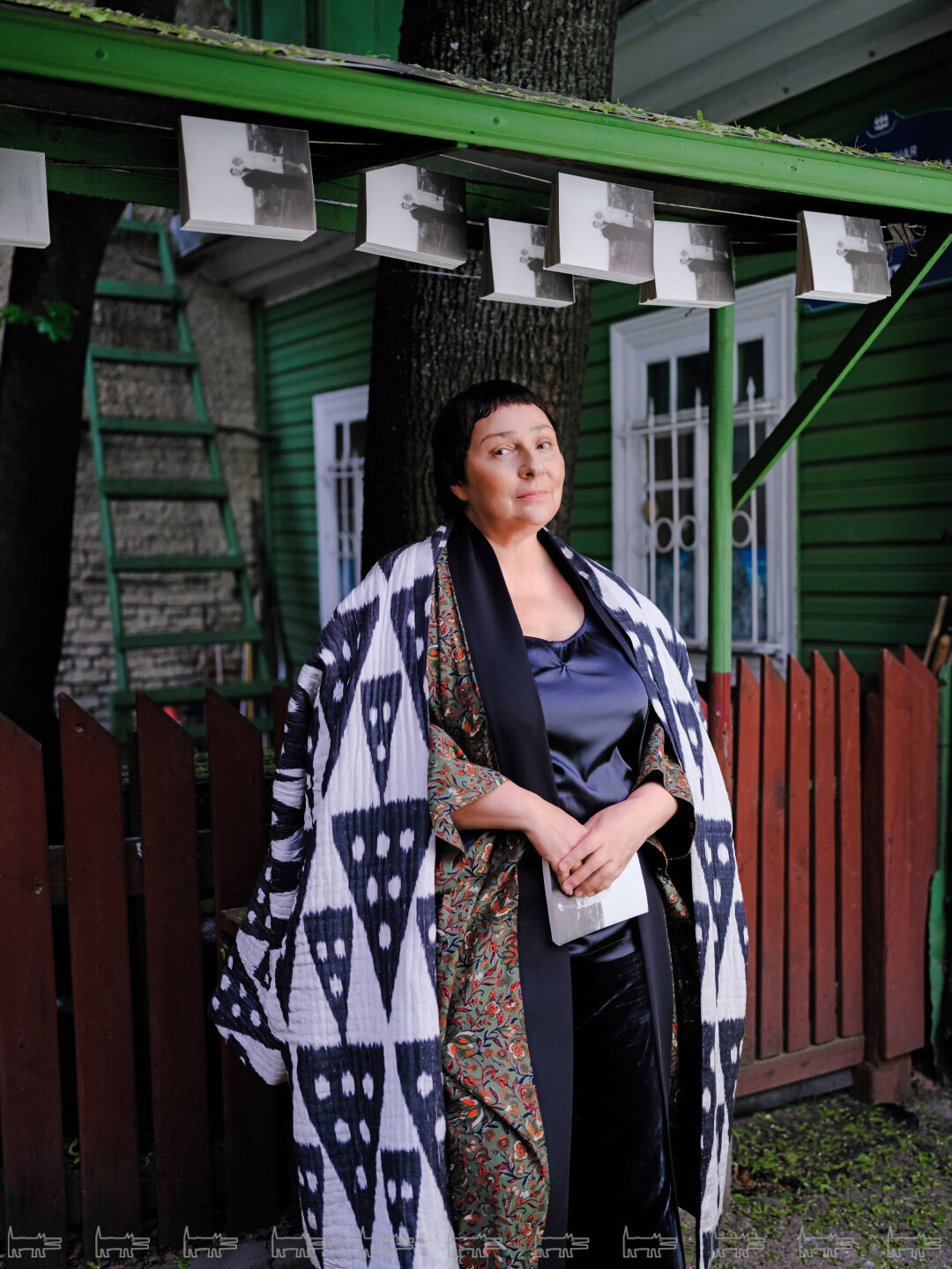 Светлана Адоньева сфотографирована у последнего деревянного дома, сохранившегося на Васильевском острове рядом с набережной Макарова, во дворе своего