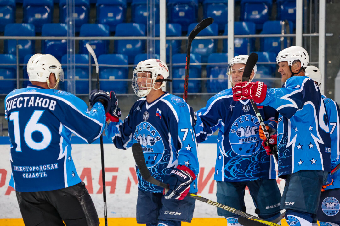 На сочинской арене «Шайба» – ветераны: «Русская Тройка» играет в дивизионе 50+.
