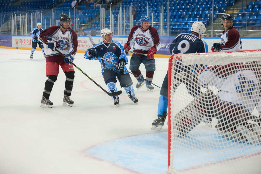 По воротам бьет Дмитрий Мещеряков – руководитель компании «Русская Тройка» и нападающий одноименной команды.