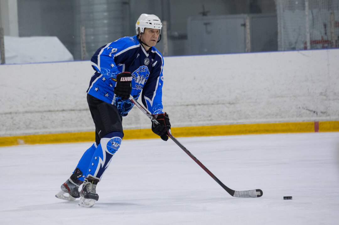 Шайбу ведет капитан команды «Русская Тройка» Дмитрий Цыганков.