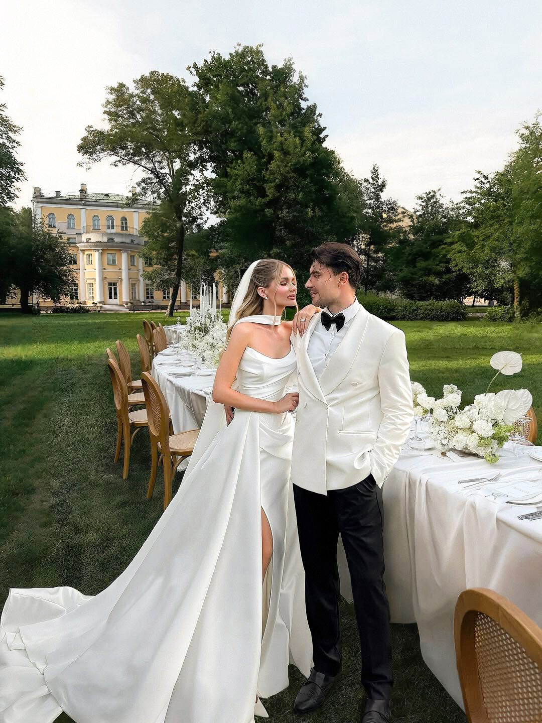 Фэшн-инфлюенсер Анастасия Шепелевич и идеолог дизайн-студии Ech Егор Чернов на свадьбе в усадьбе Державина