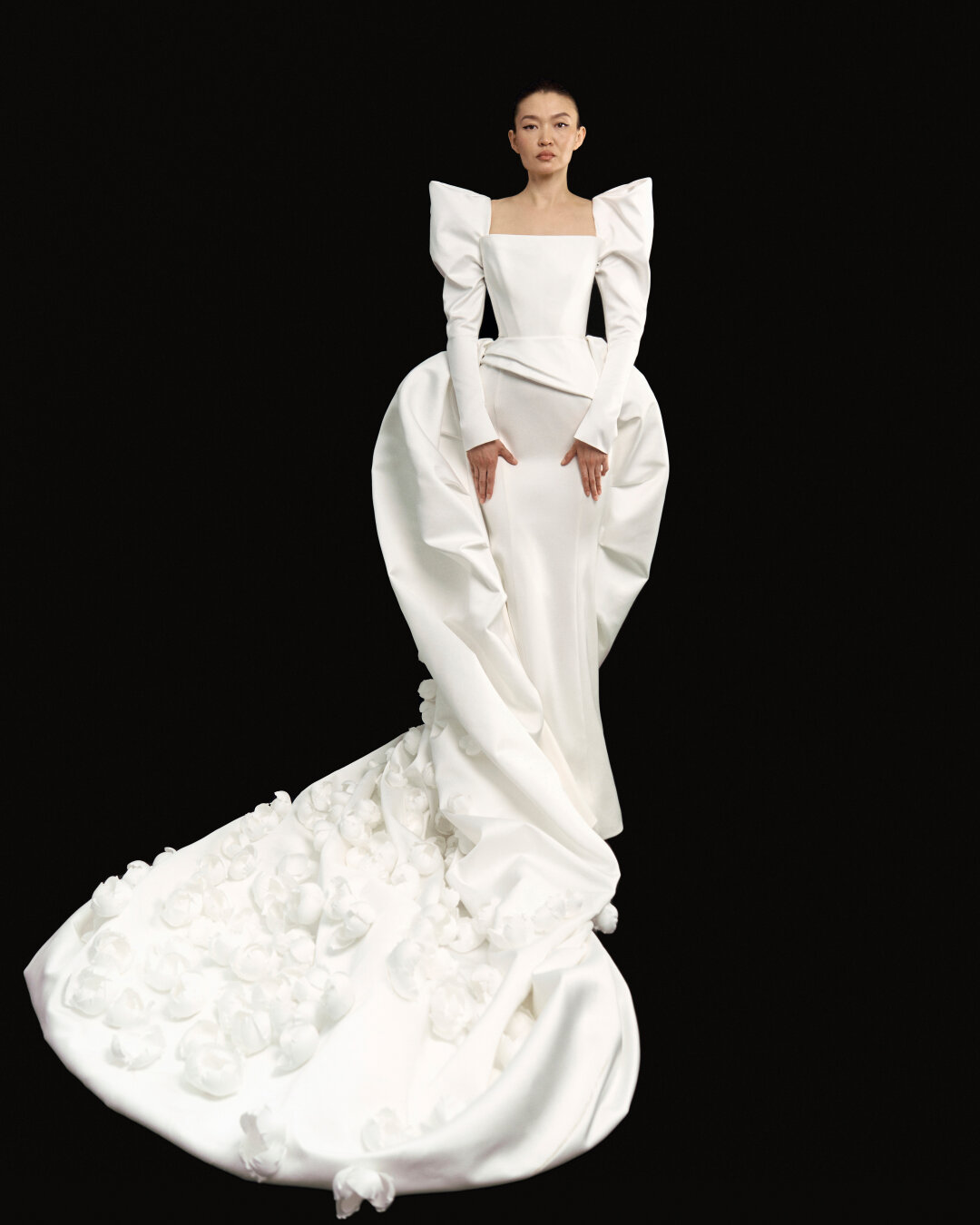 Свадебное платье Tatyana Kochnova Atelier (cо шлейфом и геометричными рукавами-окорочками!), 1 270 000 руб.