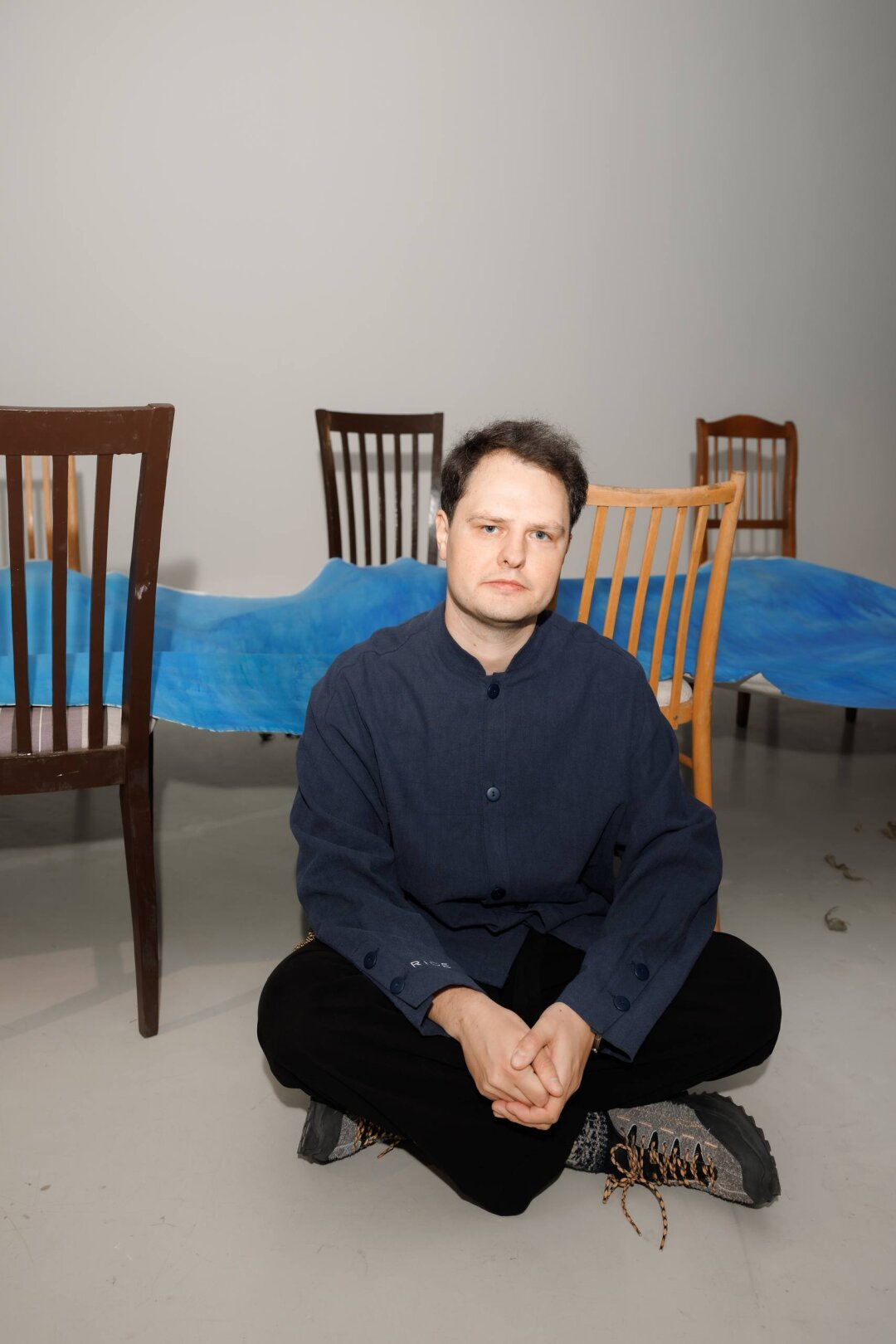 Иван Новиков на фоне своей инсталляции «Плоды забвения»