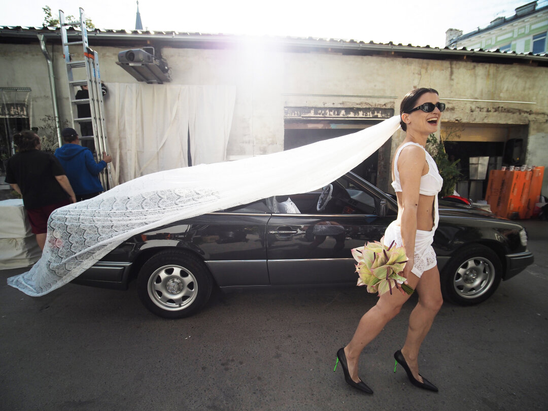 До кружевной фаты и лодочек Steven Ma с кислотным вау-каблуком