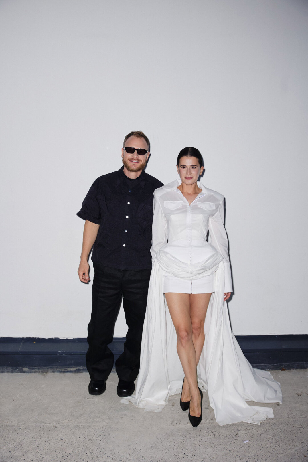 Свадебный дабл-дрессинг: Денис Данченков в рубашке стритвир-гонконгцев Karmuel Young, Дарья Цыпилева — тоже в рубашке, только в виде корсетного платья