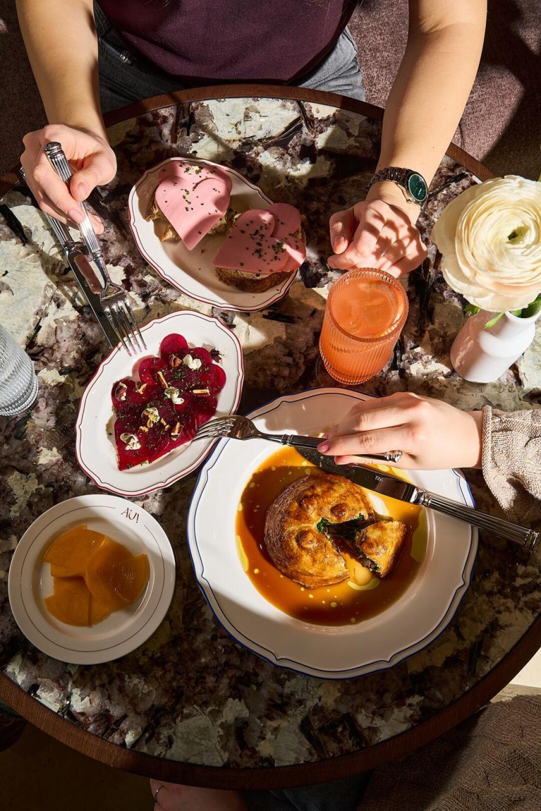 Au Delà Ко Дню Святого Валентина кафе-кондитерская от шеф-кондитера Елены Шангиной предлагает короткое, но насыщенное меню для двоих. Основные блюда