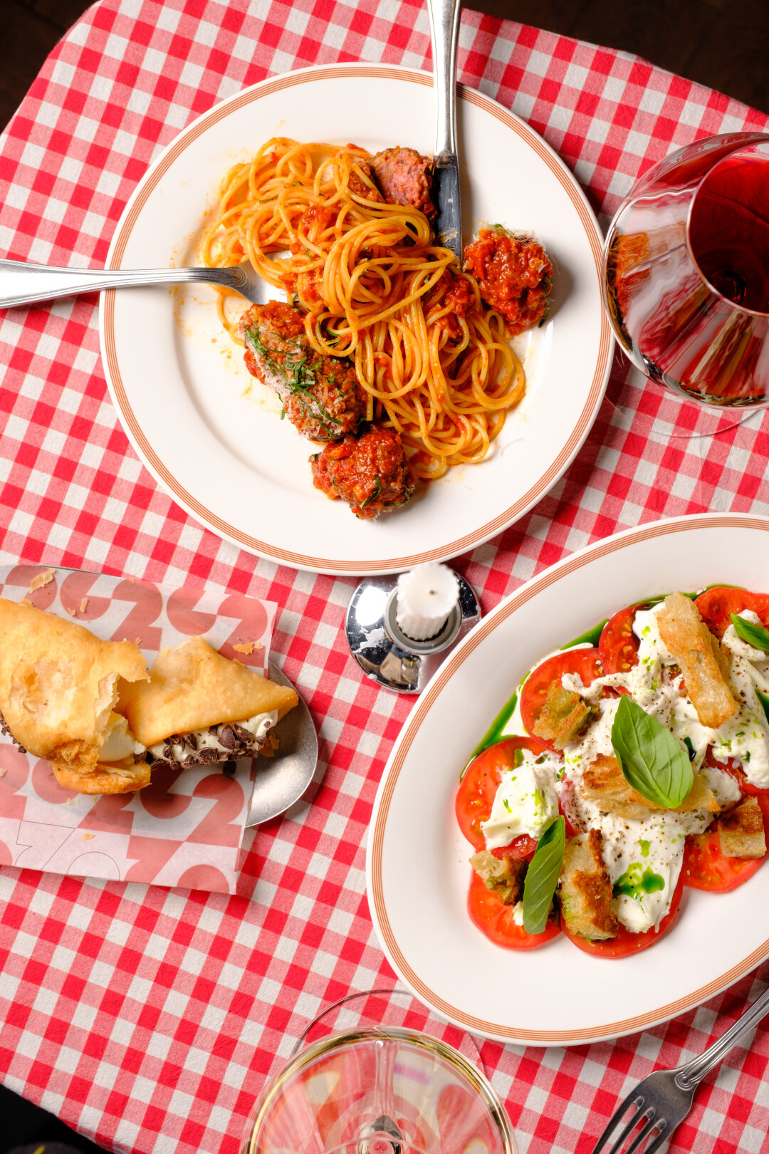 Catch 22 В фонотеке (от основателей Cherchez La Tarte и Cherchez Bistrot) собрали воедино все, что разжигает огонь в сердце. Шеф Илья Борик подготовил