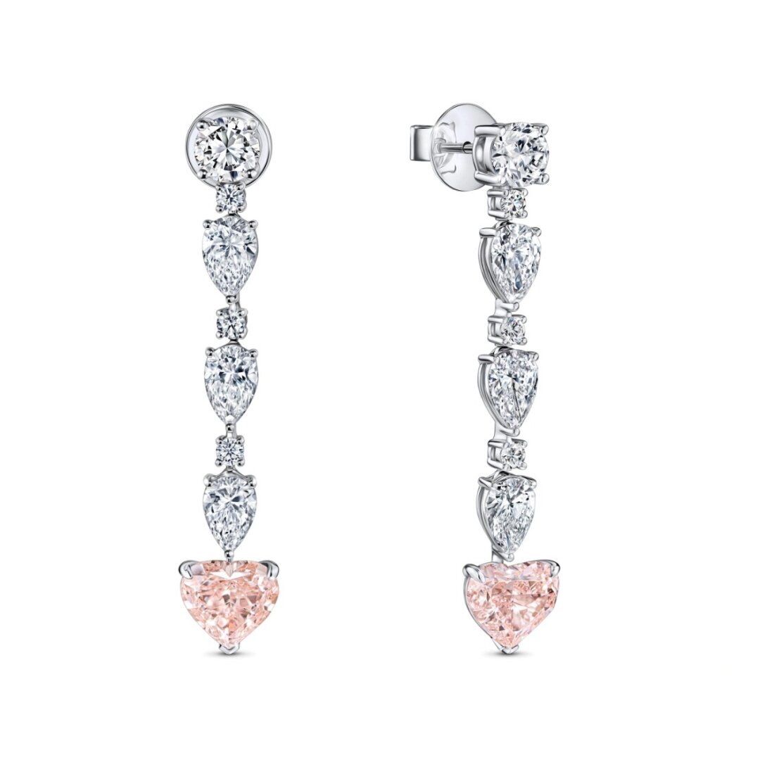 Серьги MIUZ Diamonds, 4 544 550 руб. Если слезы — то только бриллиантовые: прозрачные капельки на серьгах MIUZ Diamonds стекают прямиком в чистое