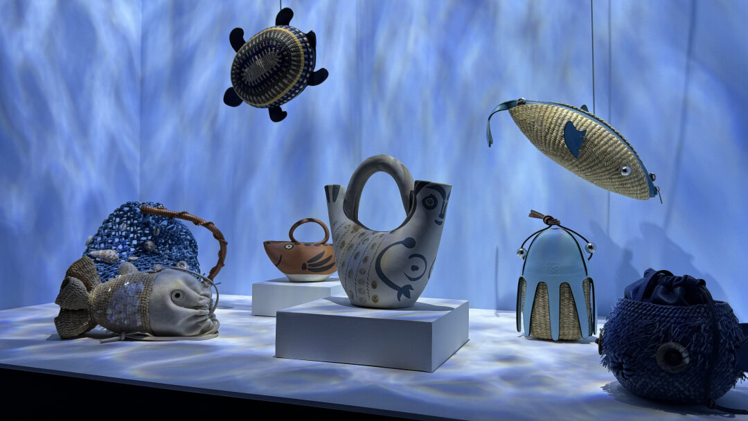 Выставка LOEWE Crafted World в Токио, где использовалась керамика Пабло Пикассо наряду с предметами fashion-бренда