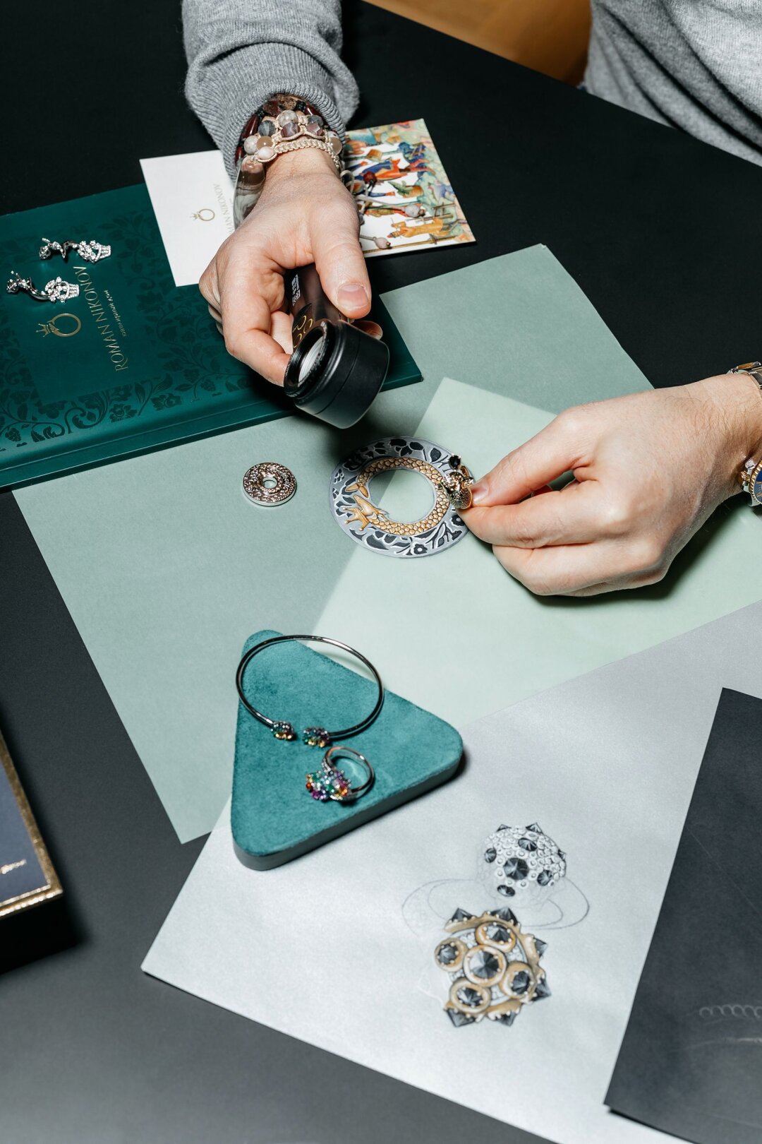 Роман Никонов относит работы своих мастеров к арт-объектам: «Украшения Roman Nikonov — это скульптуры малой формы, несущие в себе сложный символизм и