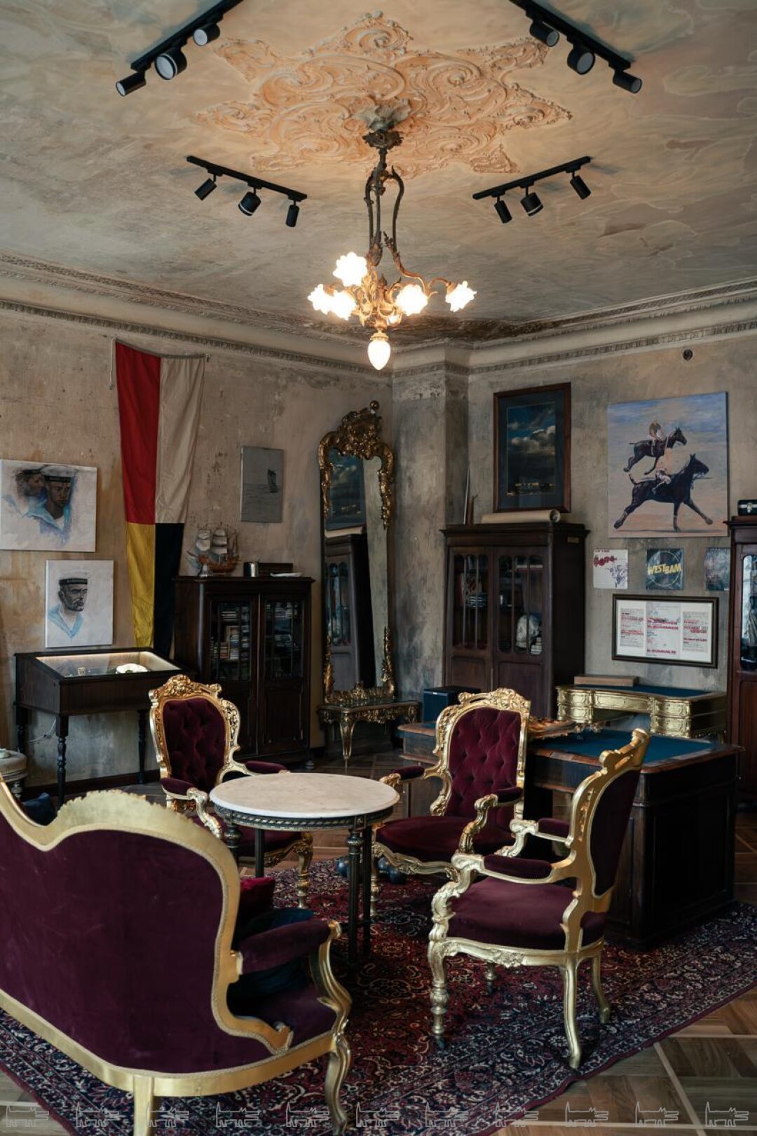 Картины Георгия Гурьянова в интерьере его квартиры