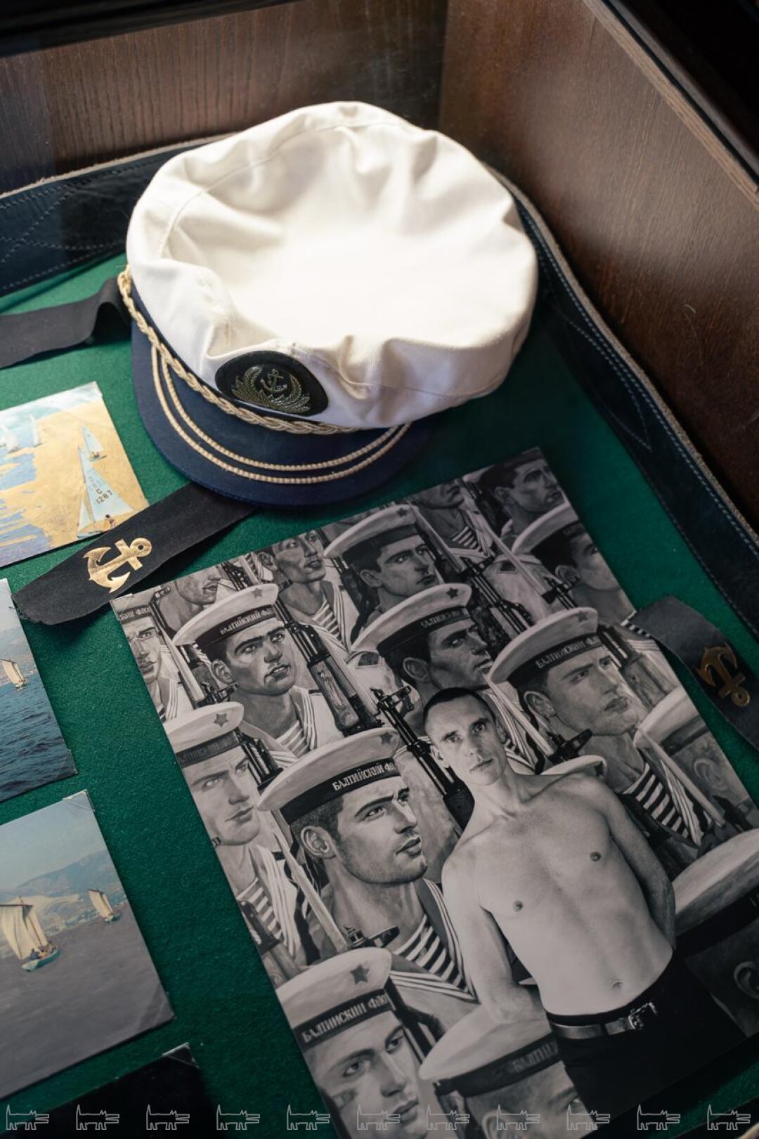 Снимок Георгия Гурьянова на фоне его картины «Балтийский флот»