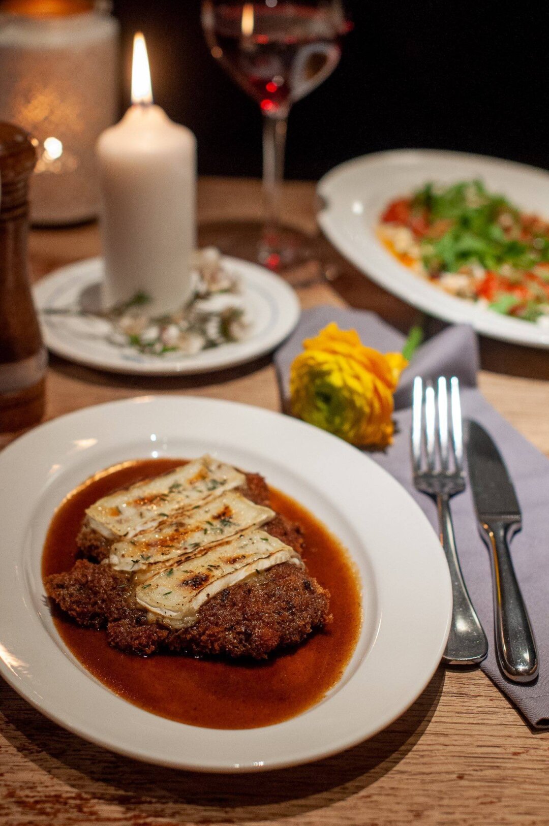 Teplo Бренд-шеф ресторана Teplo Александр Векшин признается в любви по-взрослому — через блюда, которые долго вынашивал: хрустящий шницель с сыром бри