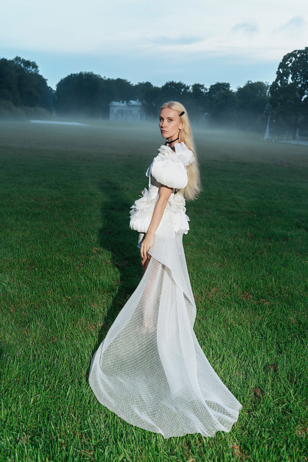 Мария Грудина излучает брайдалкор в луговом тумане Елагина дворца на премии Собака.­ ru «ТОП50. Самые знаменитые люди Петербурга». Фото: Дмитрий