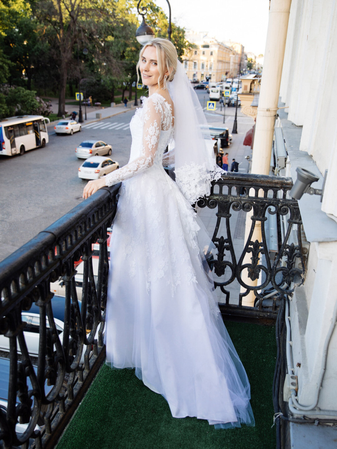 Мария Грудина позирует в подвенечном платье на розовой свадьбе (10 лет!) с балкона Arts Square Gallery. Фото: Никита Шубный