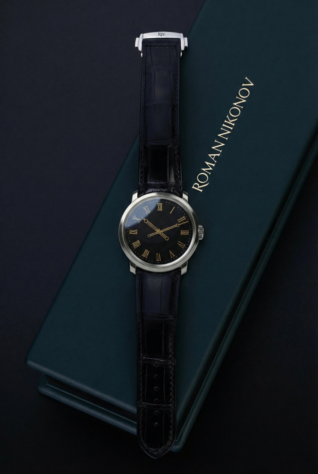 В часах из коллекции «Спасская башня» на ротор нанесен рельефный рисунок Спасской башни, одного из самых узнаваемых символов Москвы и всей России