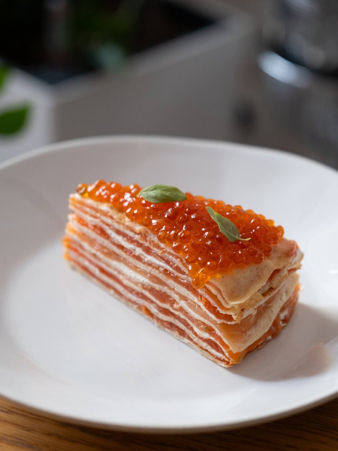 Слоеные блины с лососем и красной икрой в Nolan Kitchen&Wine