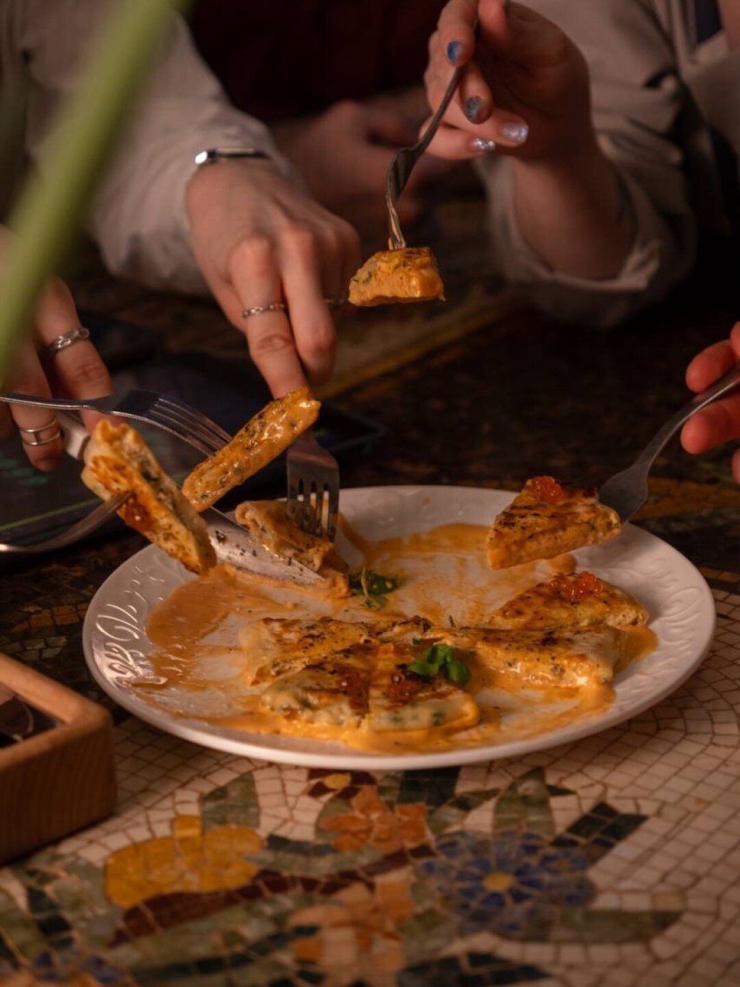 Дагестанский хычин с креветкой, страчателлой и красной икрой в «Тайной В.»