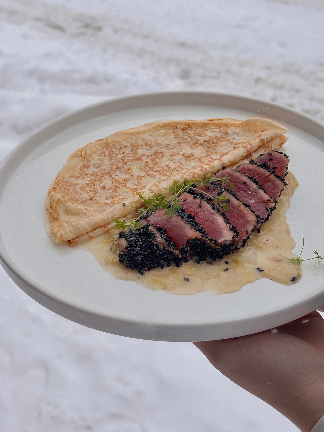 Блины с тунцом и соусом берблан в The Hound