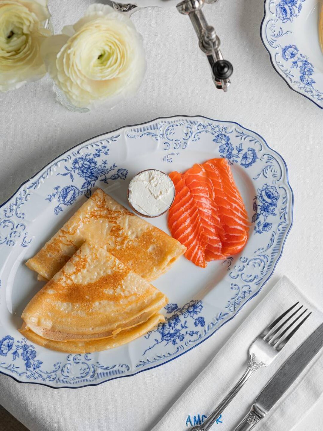 Блины с форелью слабой соли и сырным кремом в Madame Zhu