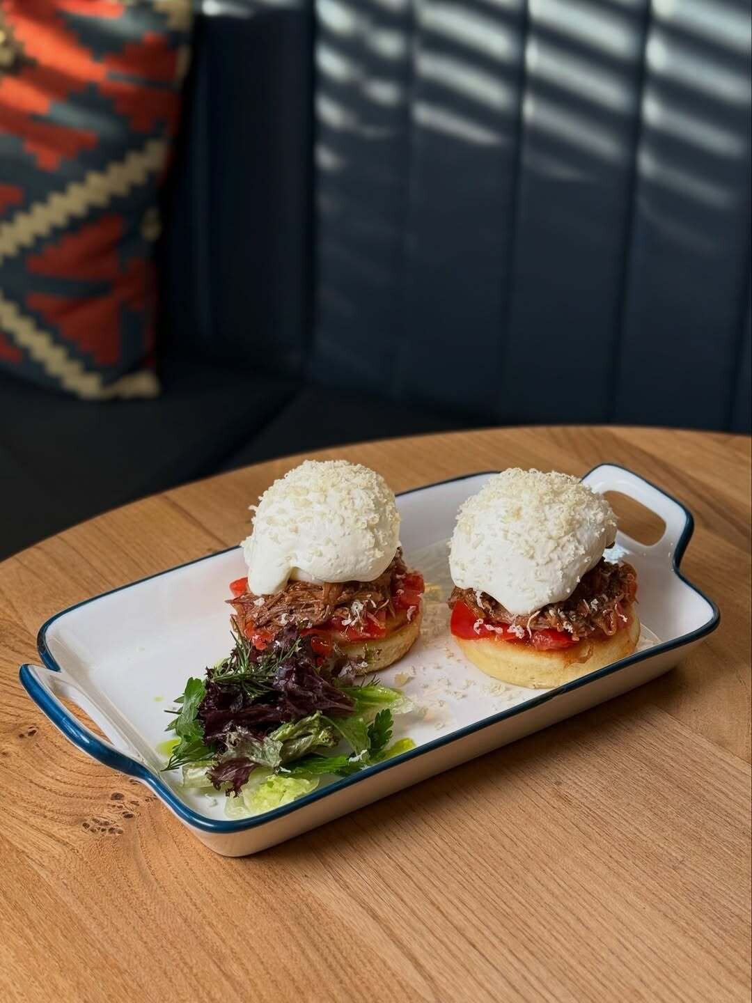 Оладьи с Рulled pork, яйцом, сладким томатом и кремом пармезан в Red BBQ