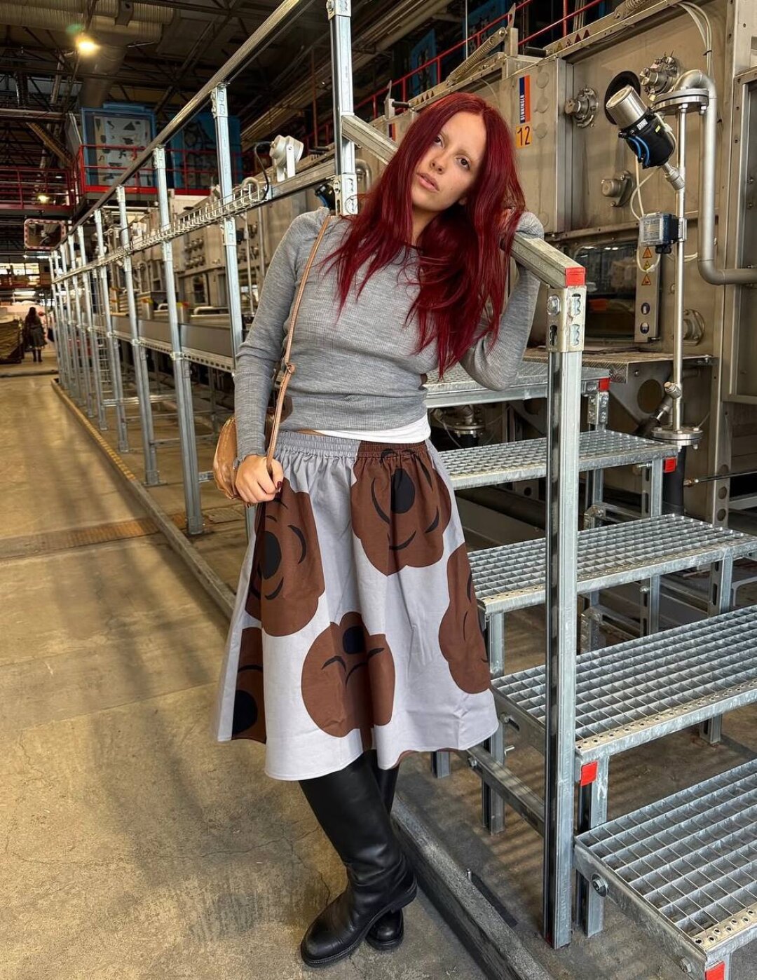 Фэшн-инфлюенсер Мари Гагеш выгуливает объемную юбку с акцентными бутонами в тандеме с серым лонгсливом