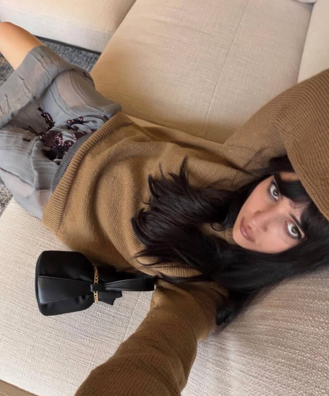 Инес Тази женит полупрозрачную юбку с вышивкой пайетками и повседневный кашемировый джемпер