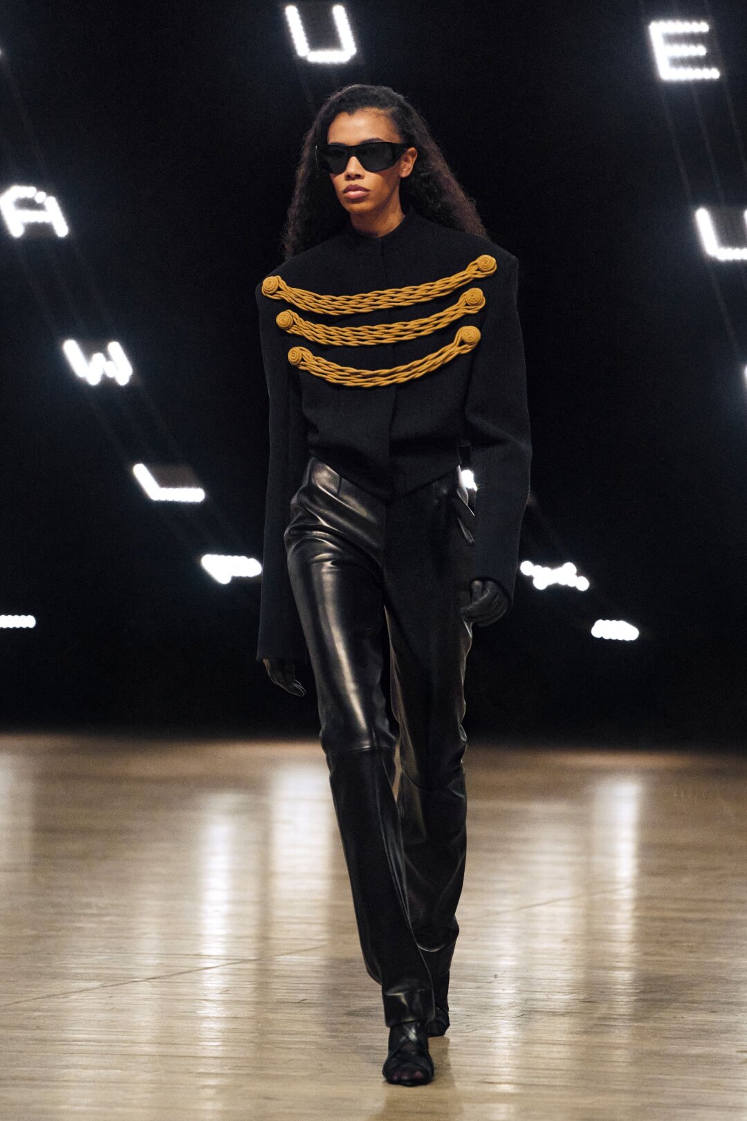 В условиях прайм эры indie sleaze делаем книксен модному наследию Эди Слимана и его доломановским жакетам