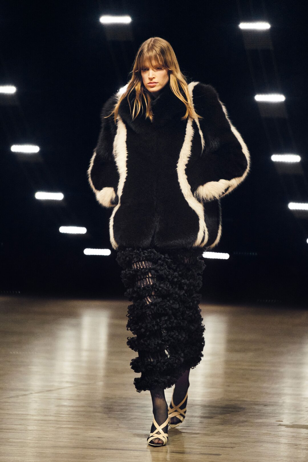 Босоножки под шубу — почему бы и да