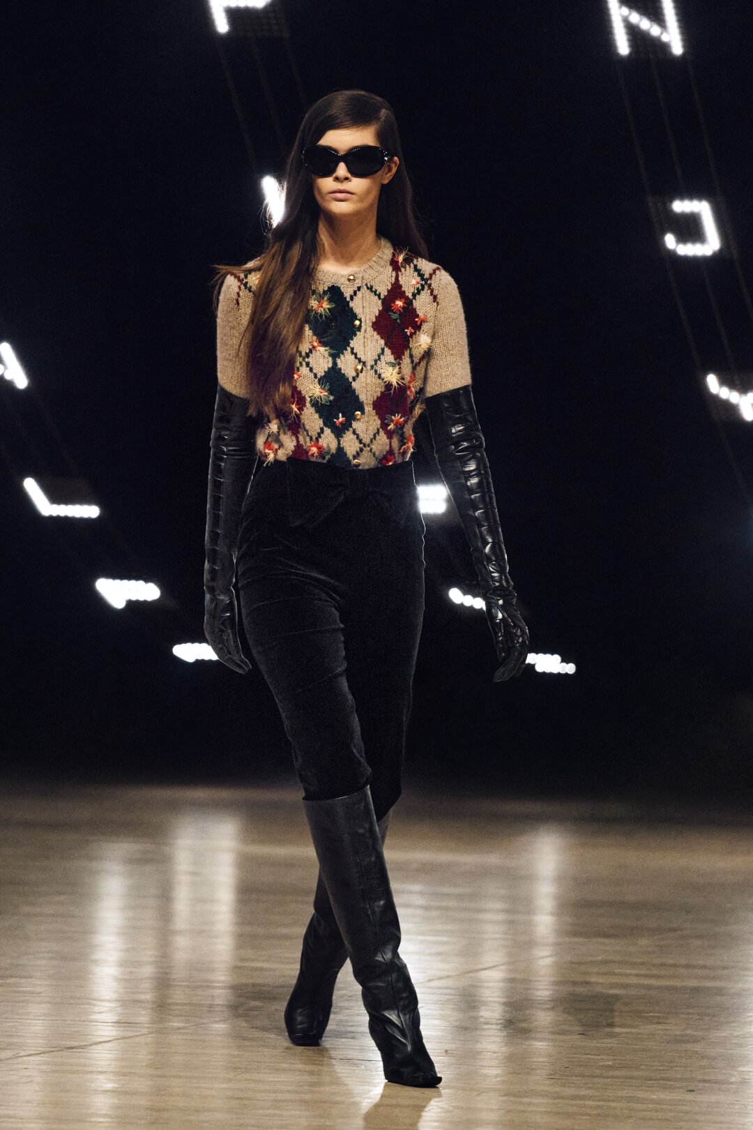 Запоминаем стайлинг-трюк — носим аргайл-джемпер в дуэте с оперными перчатками из кожи