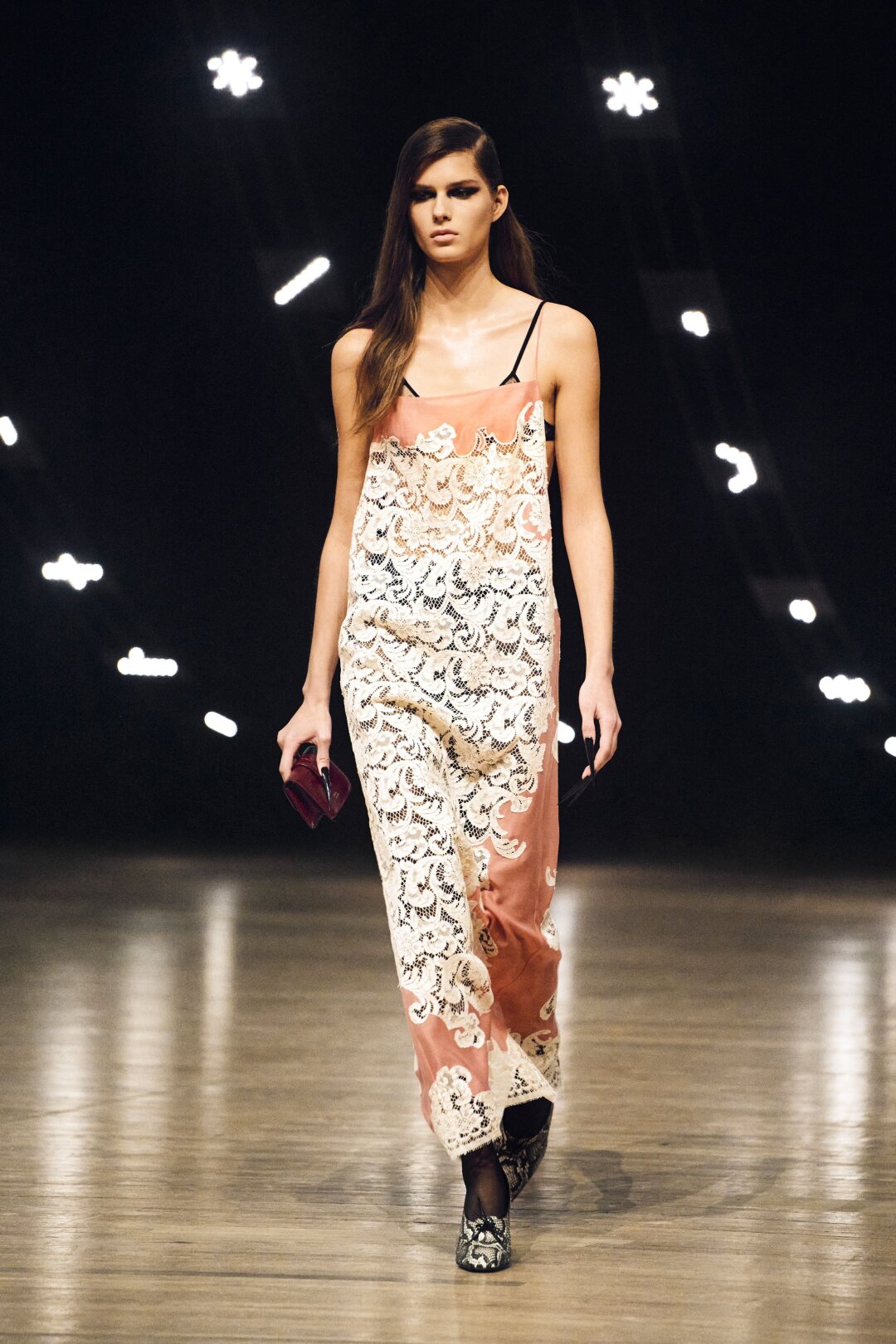 Это комбо: бабулино кружево + серпенто-принты