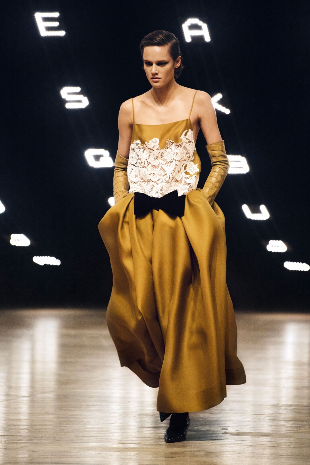 Салютуем сезону осень-зима 2026 в горчичных платьях, снабженных дарк-бантиком