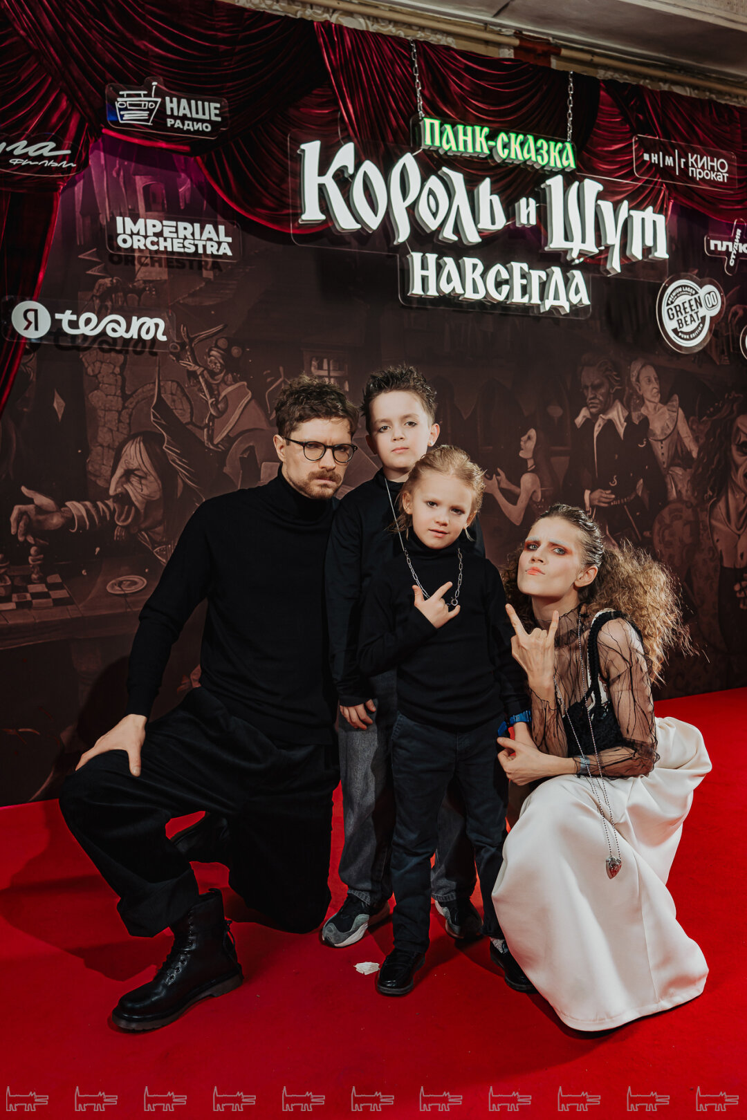 Роман Набатов и Дарья Мельникова с сыновьями Артуром и Марком