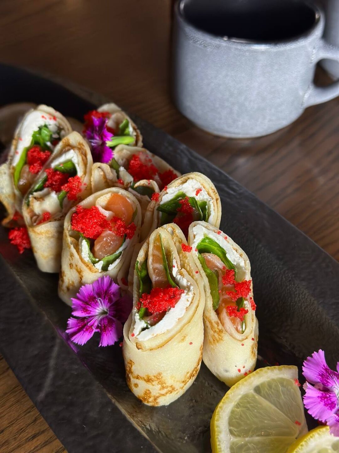 Блины с лососем и крем-чизом из Chill Out