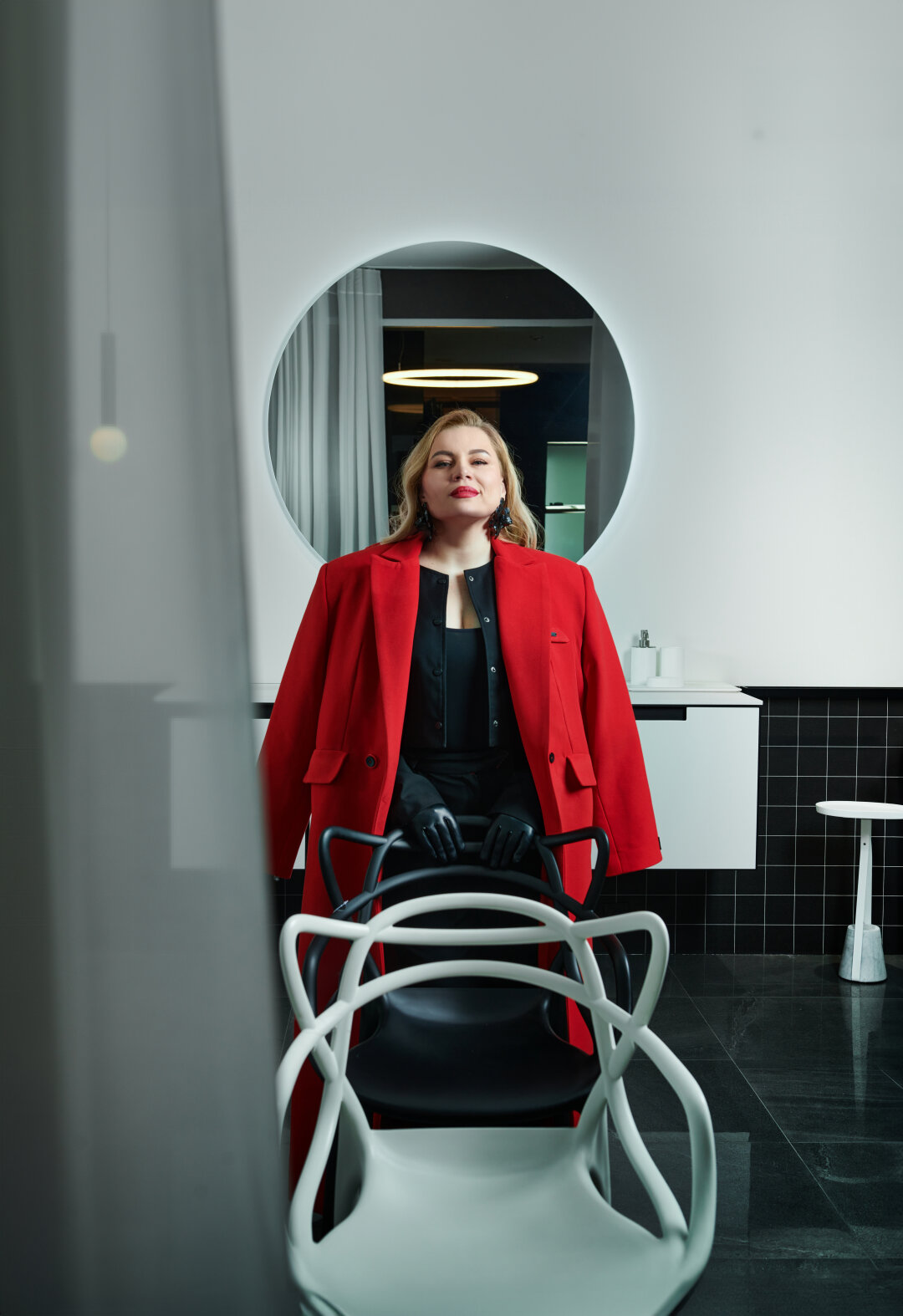 ОЛЬГА АЛЁХОВА основатель клиники Dr alehova, пластический хирург Боди, жакет, пальто MUST'VE MAXI PNKA Стул MASTERS (Kartell), мебель для ванной