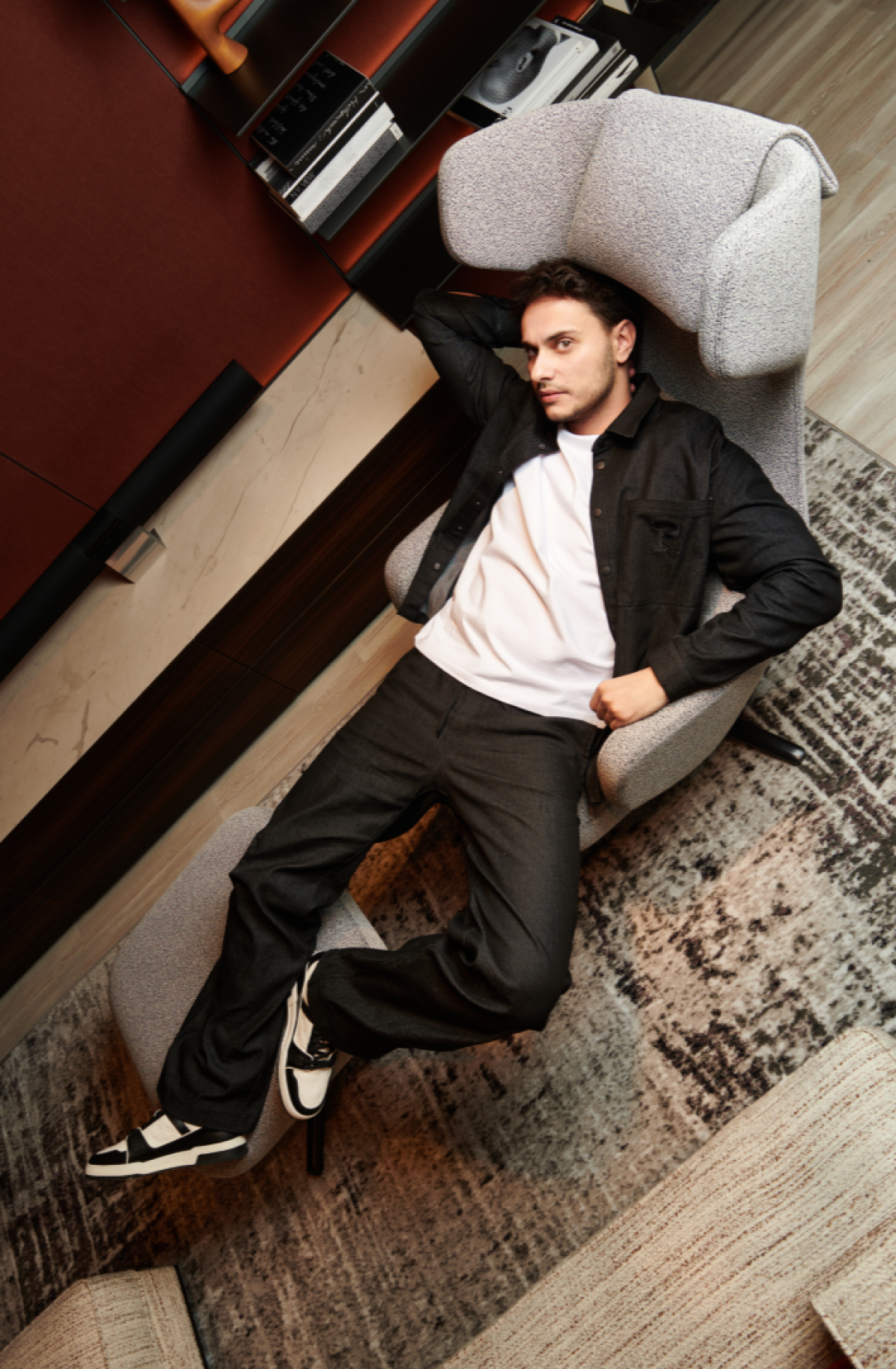 НИКИТА КОТОВ стратегический маркетолог Рубашка DENIM MAN, футболка BASE MAN, брюки DENIM MAN PNKA Кресло GRAND REPOS&OTTOMAN с оттоманкой (Vitra) S