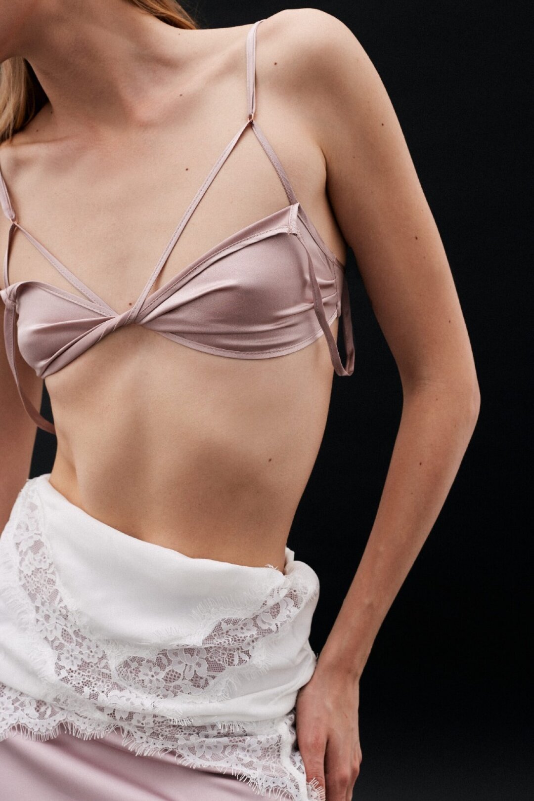 Топ No Pantaloons, 9 300 руб. Для образов в духе подимных луков Versace, Dolce&Gabbana и Simone Rocha носим бельевое бра No Pantaloons в качестве топа